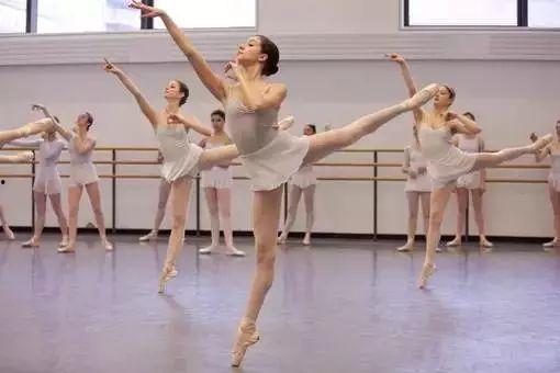 夹沟成人舞蹈视频,成人舞蹈视频中的活力与和谐-第3张图片-抖抈免费版app