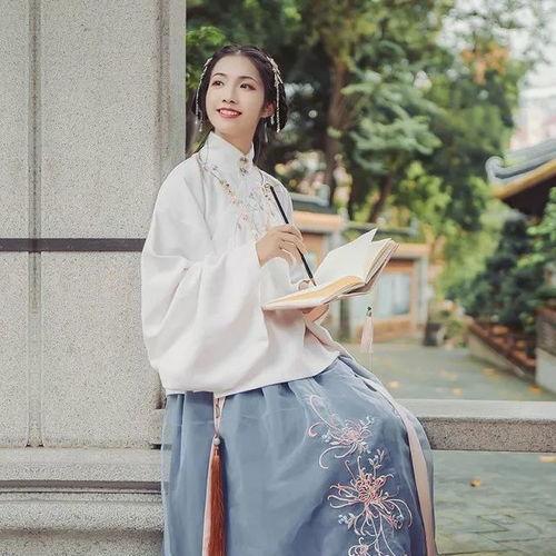 汉服短袖成人刺绣教程视频,传统工艺与现代美的完美融合-第2张图片-抖抈免费版app 汉服短袖成人刺绣教程视频,传统工艺与现代美的完美融合-第2张图片-抖抈免费版app